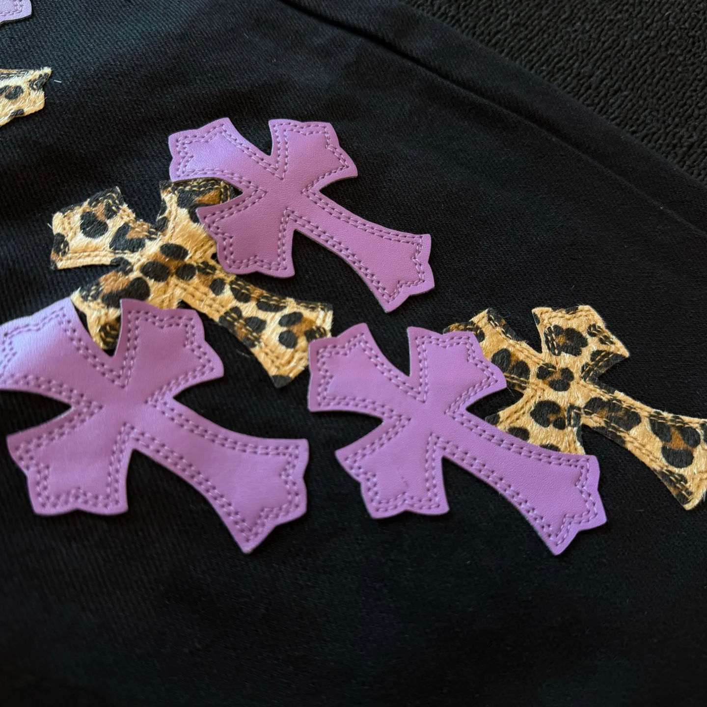 P260 model number: D382 Chrome hearts -CH Chrome hearts new purple leopard print cross-fit leather jeans SIZE#28 30 32 34 36 Size reference # Pants length 100 102 104 106 108 Waist 71 76 81 86 91 Hips 93 98 103 108 113